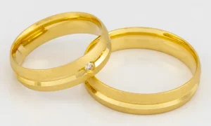 Par de Alianças Anatômicas em Ouro 18k com Diamante